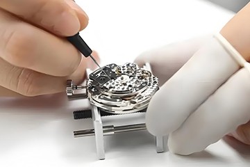 更换青岛卡地亚手表电池